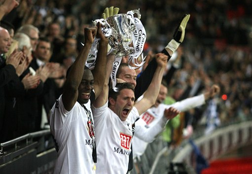 拜仁51场英格兰9场，凯恩2025年出战60场比赛刷新生涯纪录（2025年凯恩60战创生涯新高：拜仁51场+英格兰9场）